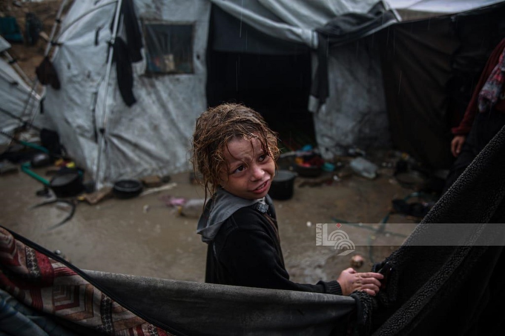 مياه الأمطار تغرق خيام النازحين في مدينة غزة